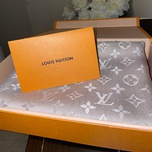 100% authentic LV Griege Monogram shawl